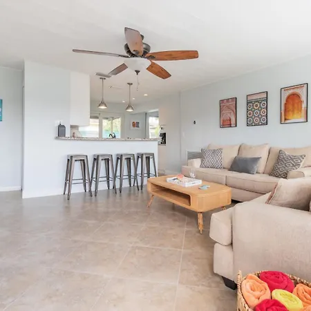 Paradise Oasis With Heated Pool 8 Mins From The Beach!